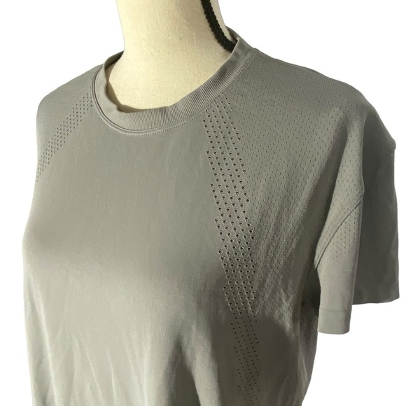 Lululemon Women’s Taupe / Gray Athletic Tech Short Sleeve Shirt Sz 12 - Picture 2 of 12